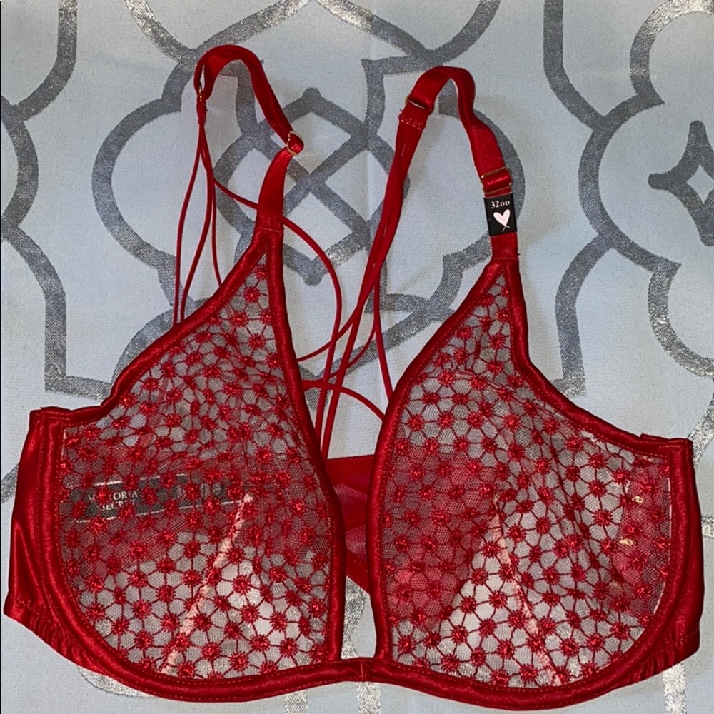 Victoria’s Secret Unlined Plunge Bra (2)